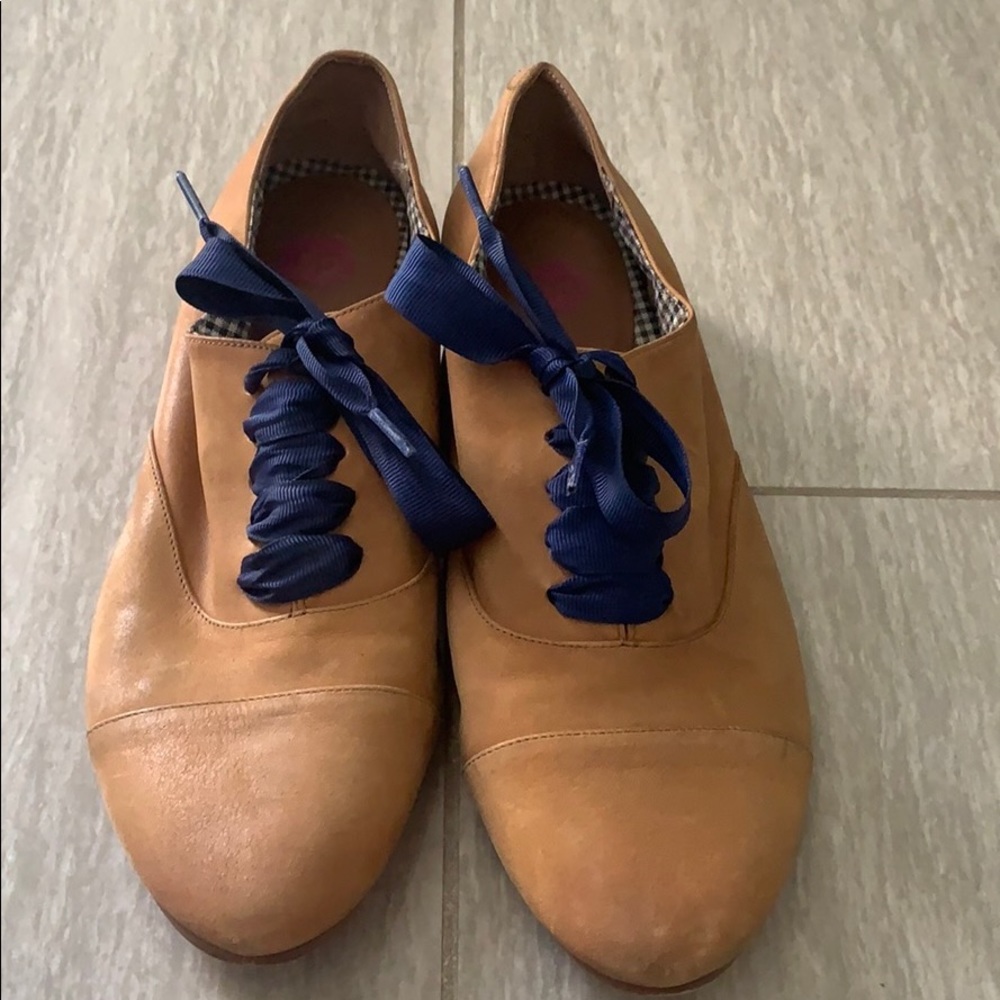 Leather Tan lace up shoes with navy laces, size 7